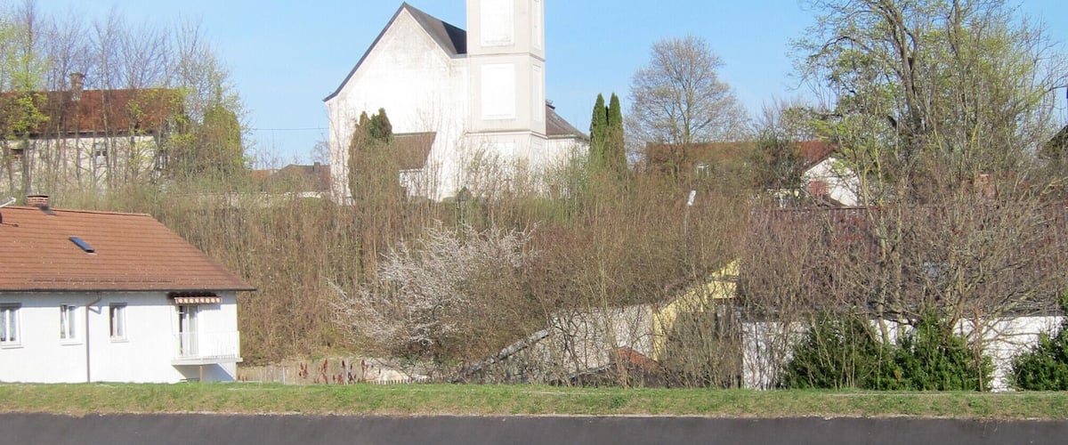 Blick über den Mittlere-Isar-Kanal auf die Kirche St. Valentin in Unterföhring