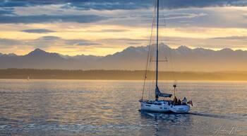 Sail away with me. Into the vibrant sunset. Love these summer colors
#pacificnorthwest #pnw #bainbridge #island #seattle #washington #sailing #sailboat #sunset #sky #mountains #usa