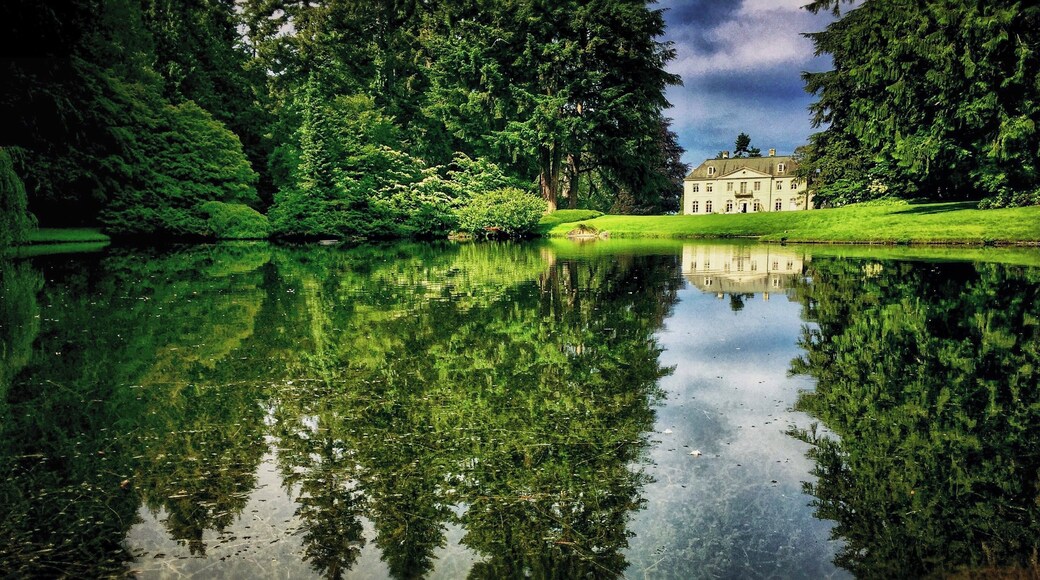 The Bloedel Reserve is a 150-acre (0.6 km2) forest garden on Bainbridge Island, 30 minute ferry ride from Seattle, WA.
Made by the vice-chairman of a lumber company, under the influence of the conservation movement and Asian philosophy. The family opened its highly curated and manicured garden/forest to public in the 80’s, it isn’t free because it is beautifully manicured and maintained.
Pictured here in the distance over the lake is the manor, and it’s open to public as a museum.
The place has lots of rules, or rather, it’s very “controlled”, which I think it’s a good representation of the old school Pacific Northwest. 😂
No pets, no picnics, no commercial portrait photography, last admission is at 4pm. Closed on Mondays.