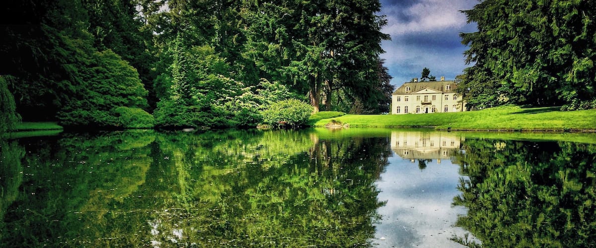 The Bloedel Reserve is a 150-acre (0.6 km2) forest garden on Bainbridge Island, 30 minute ferry ride from Seattle, WA.
Made by the vice-chairman of a lumber company, under the influence of the conservation movement and Asian philosophy. The family opened its highly curated and manicured garden/forest to public in the 80’s, it isn’t free because it is beautifully manicured and maintained.
Pictured here in the distance over the lake is the manor, and it’s open to public as a museum.
The place has lots of rules, or rather, it’s very “controlled”, which I think it’s a good representation of the old school Pacific Northwest. 😂
No pets, no picnics, no commercial portrait photography, last admission is at 4pm. Closed on Mondays.