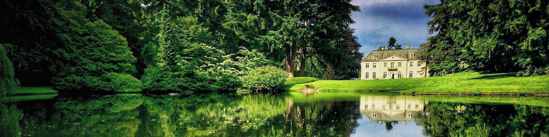 The Bloedel Reserve is a 150-acre (0.6 km2) forest garden on Bainbridge Island, 30 minute ferry ride from Seattle, WA.
Made by the vice-chairman of a lumber company, under the influence of the conservation movement and Asian philosophy. The family opened its highly curated and manicured garden/forest to public in the 80’s, it isn’t free because it is beautifully manicured and maintained.
Pictured here in the distance over the lake is the manor, and it’s open to public as a museum.
The place has lots of rules, or rather, it’s very “controlled”, which I think it’s a good representation of the old school Pacific Northwest. 😂
No pets, no picnics, no commercial portrait photography, last admission is at 4pm. Closed on Mondays.