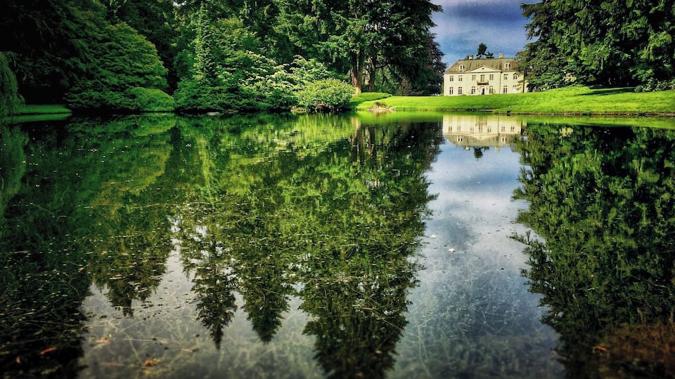 The Bloedel Reserve is a 150-acre (0.6 km2) forest garden on Bainbridge Island, 30 minute ferry ride from Seattle, WA.
Made by the vice-chairman of a lumber company, under the influence of the conservation movement and Asian philosophy. The family opened its highly curated and manicured garden/forest to public in the 80’s, it isn’t free because it is beautifully manicured and maintained.
Pictured here in the distance over the lake is the manor, and it’s open to public as a museum.
The place has lots of rules, or rather, it’s very “controlled”, which I think it’s a good representation of the old school Pacific Northwest. 😂
No pets, no picnics, no commercial portrait photography, last admission is at 4pm. Closed on Mondays.