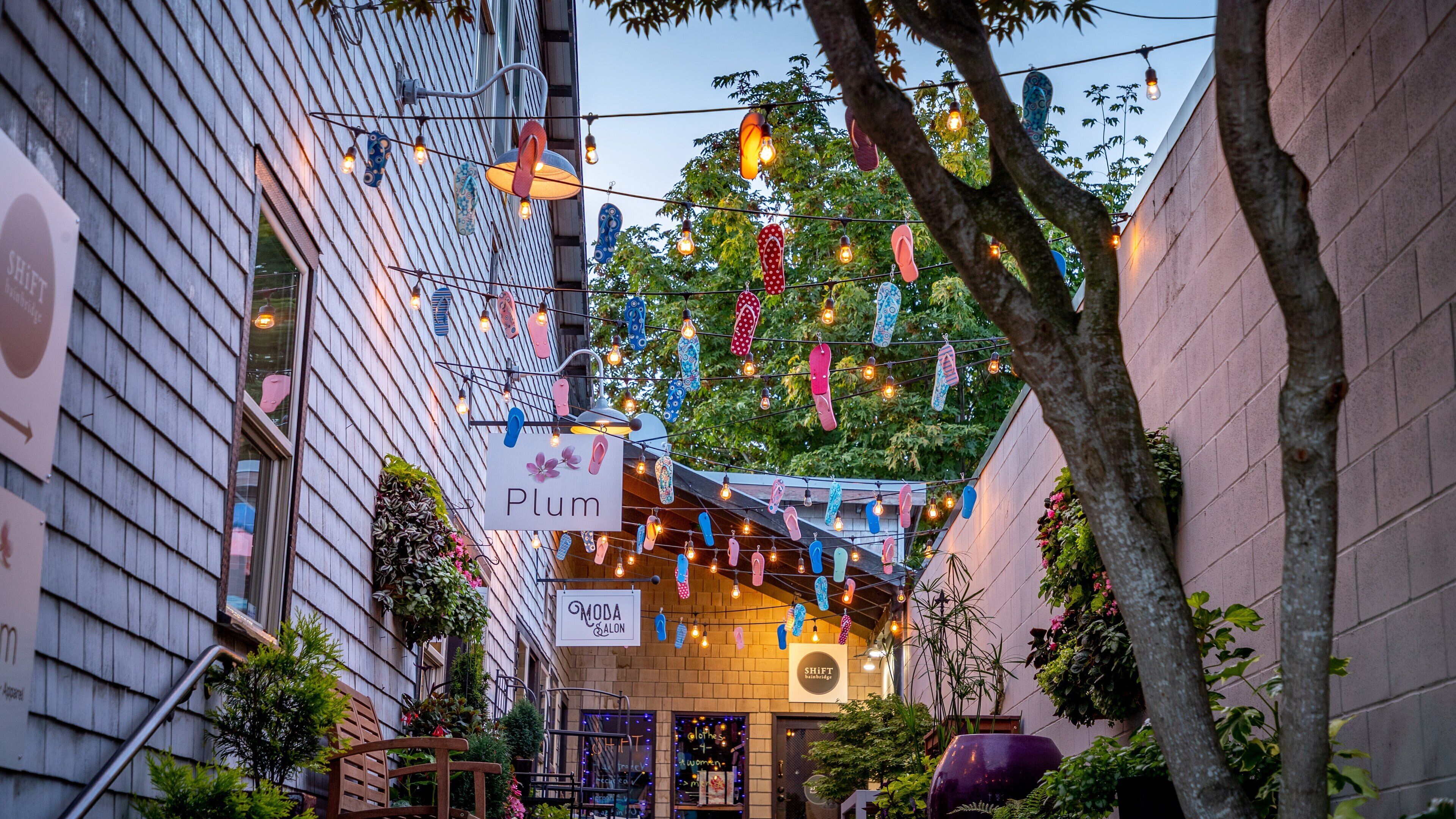 Bainbridge Island which includes night scenes