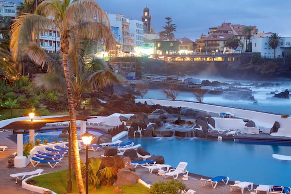 Puerto de la Cruz das einen Küstenort, bei Nacht und Luxushotel oder Resort