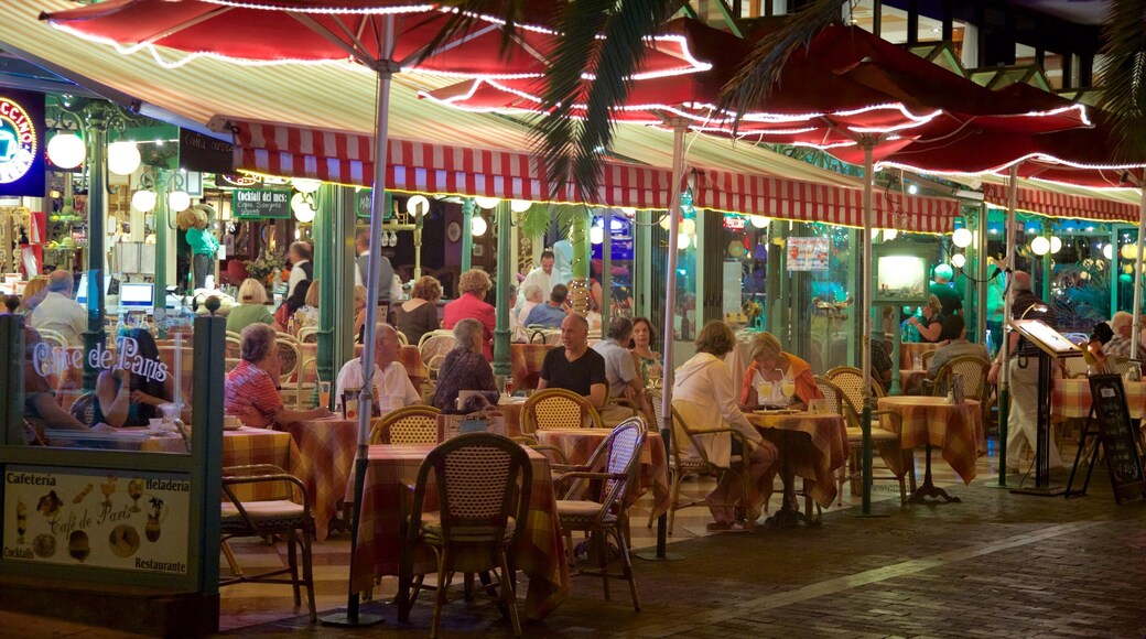 Puerto de la Cruz mettant en vedette scènes de nuit et sortie au restaurant aussi bien que important groupe de personnes