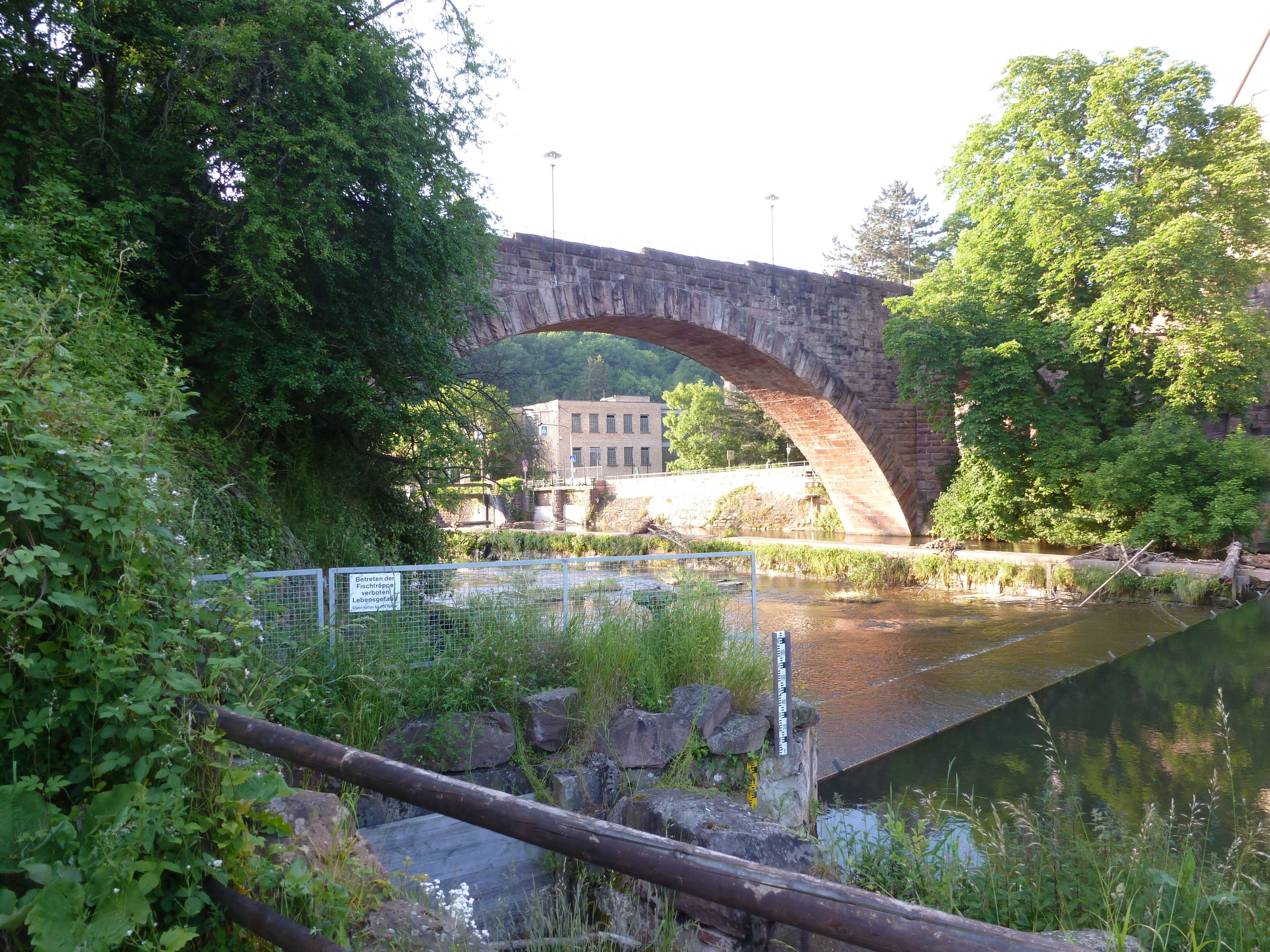 Pont à arches à Dillweißenstein. Construit entre 1853 et 1856 sous la direction de Julius Naeher.