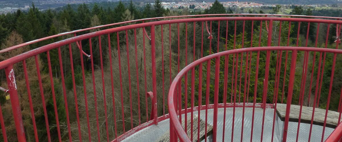 Büchenbronner Aussichtsturm; Aussichtsplattform mit Blick über Büchenbronn auf Pforzheim
