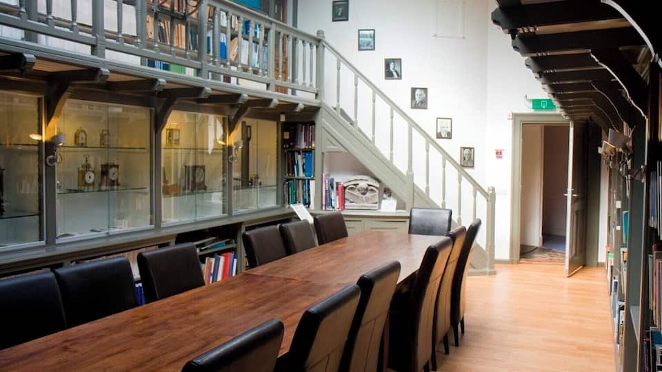 In de bibliotheek van Sonnenborgh - Inside the library of Sonnenborgh