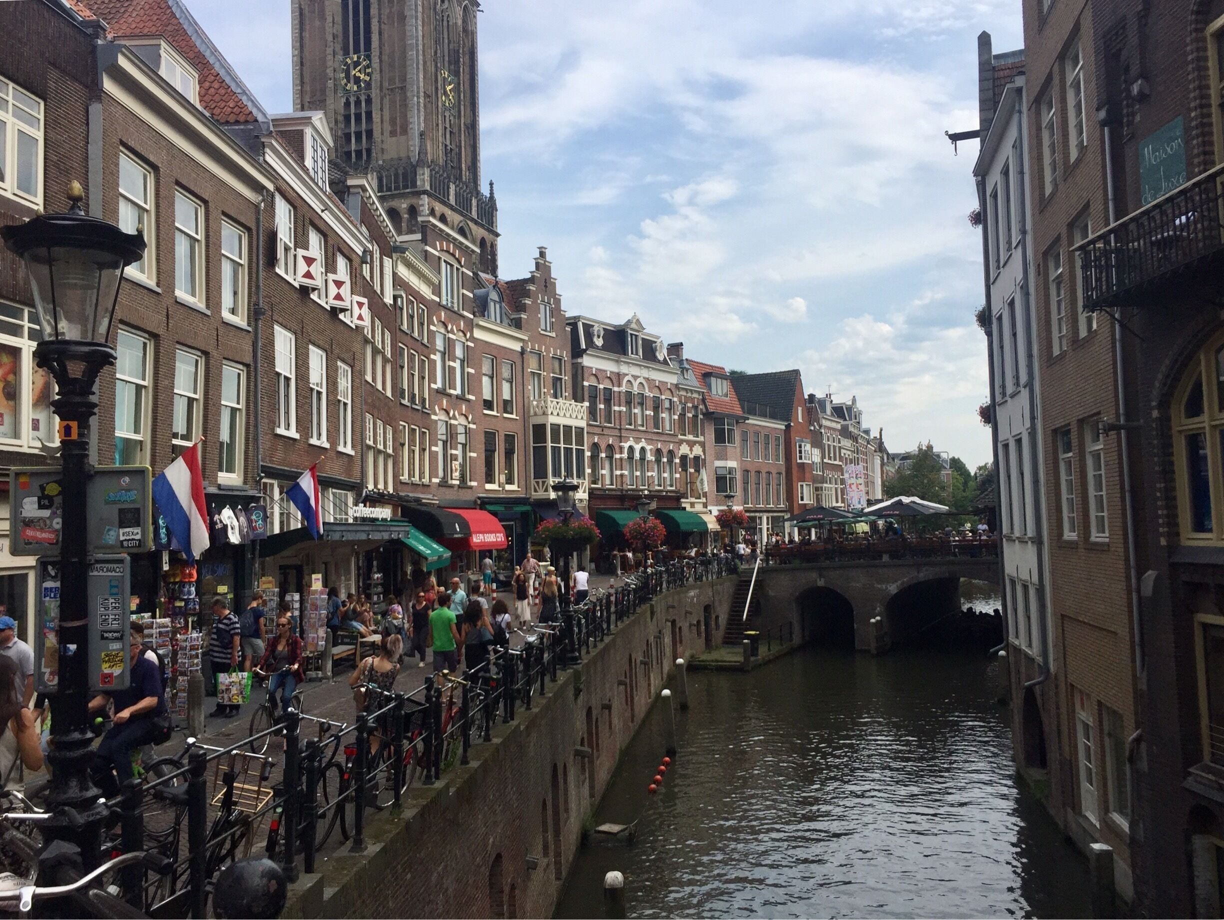 Un canal en una ciudad europea con edificios históricos y un puente.