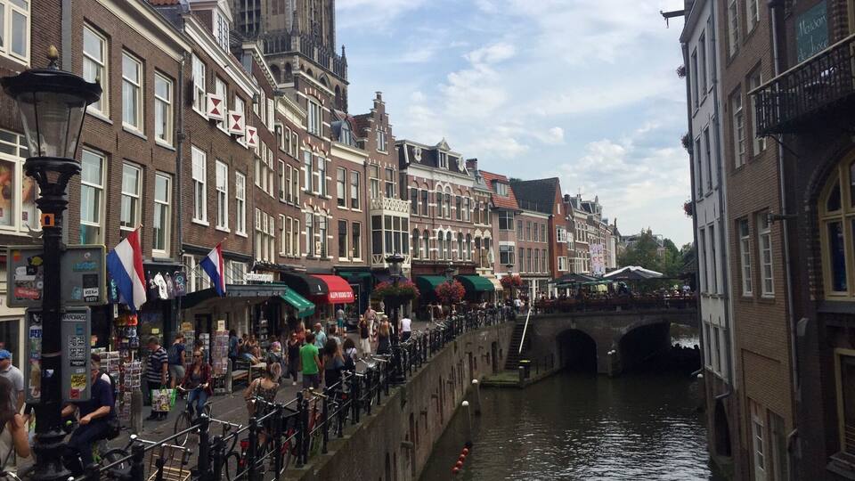 Un canal en una ciudad europea con edificios históricos y un puente.