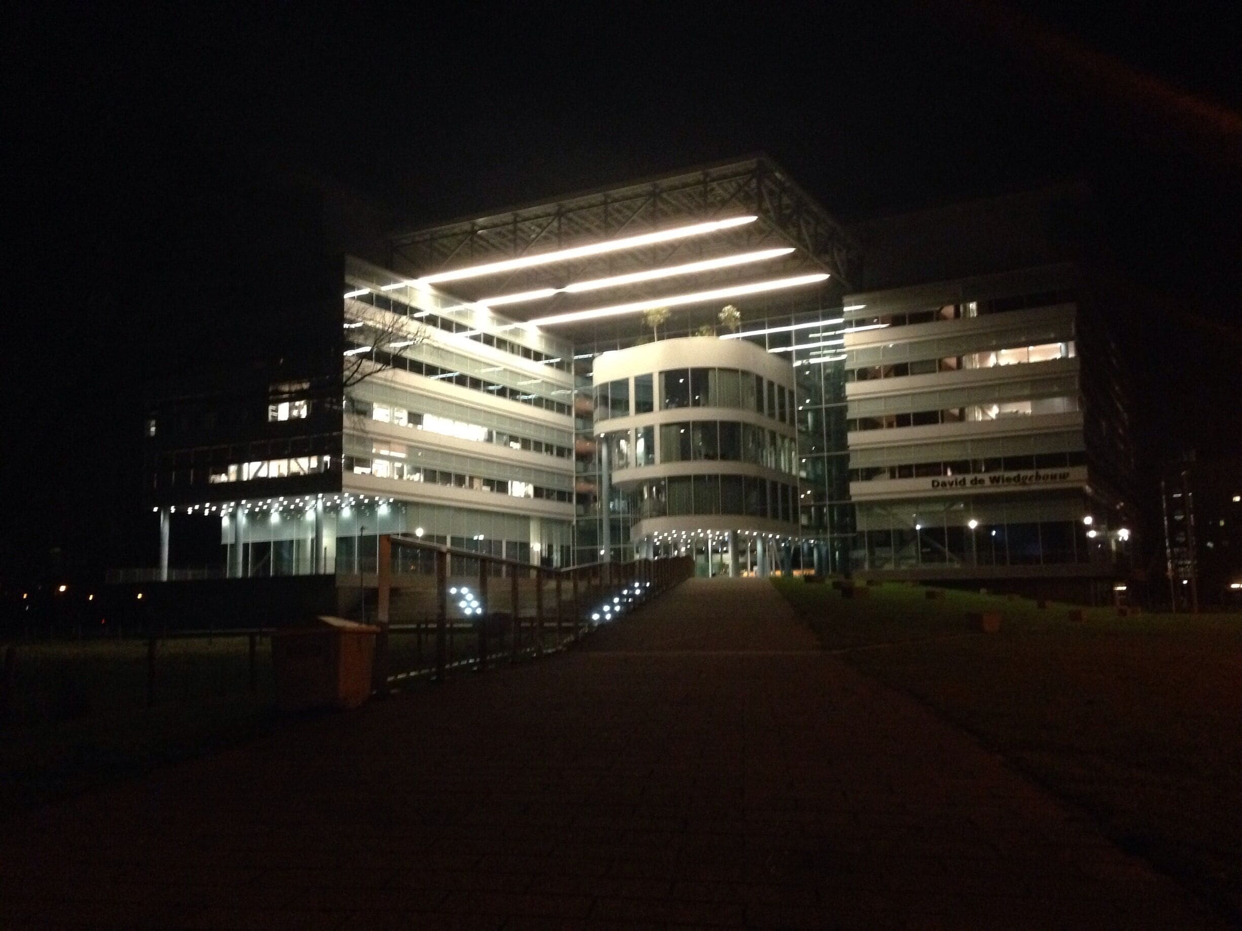 Nighttime architecture at its best #welldesigned