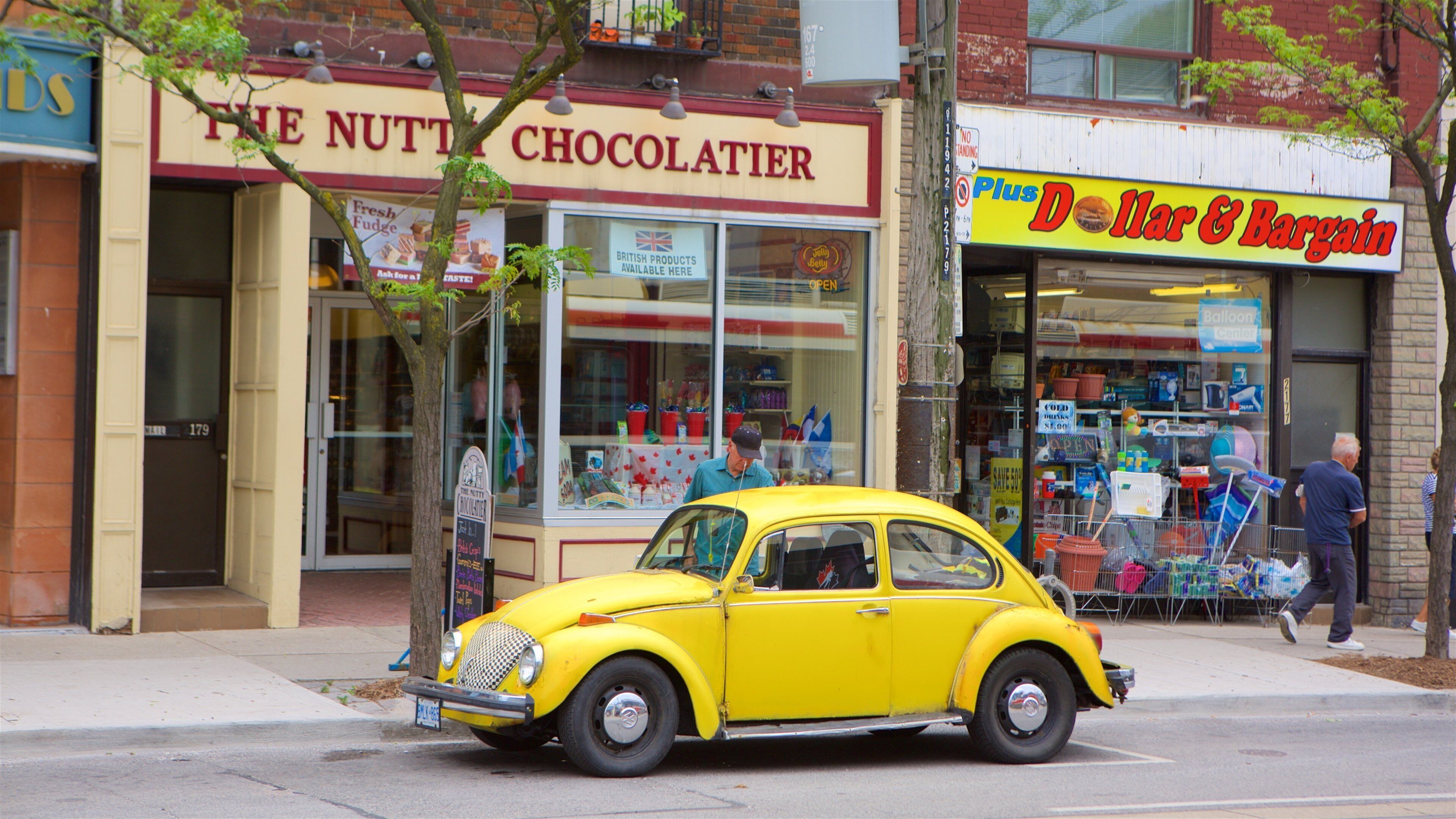 Scarborough Village caratteristiche di segnaletica cosi come un piccolo gruppo di persone