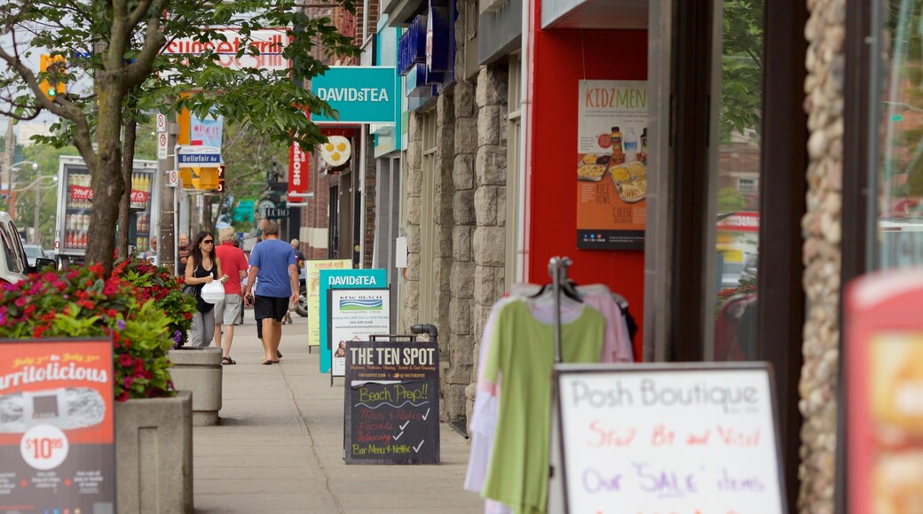 Scarborough presenterar skyltar och gatuliv såväl som en liten grupp av människor