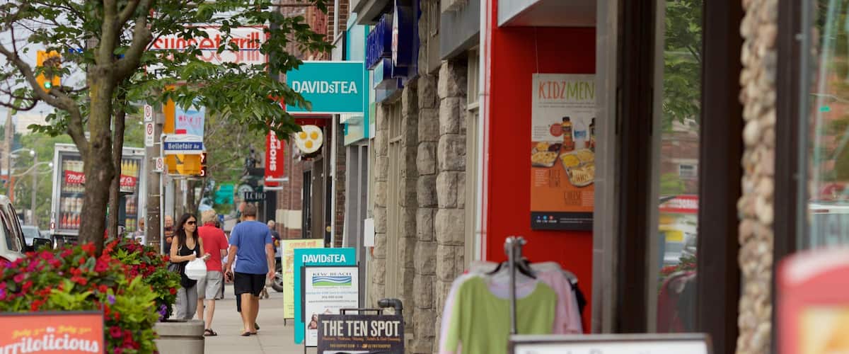 Scarborough welches beinhaltet StraĂenszenen und Beschilderung sowie kleine Menschengruppe