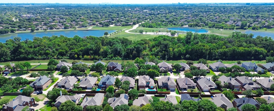 Zona residencial con casas, un campo de golf y dos lagos.