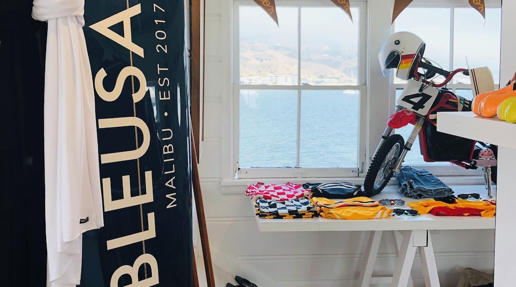 First and probably last time I see a store showing a surf board and a motorcycle so close
#trovember