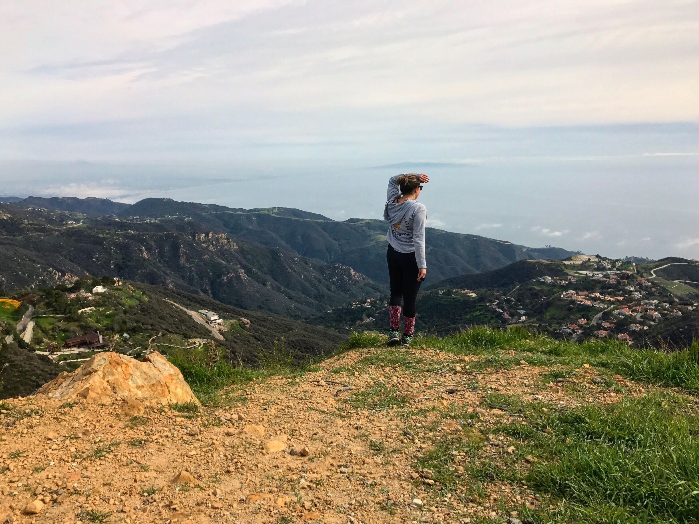 Well, in honor of #takeahike I would like to dedicate my first post to the first hike I went on after recently moving to California. This Calabasa peak of backbone trail overlooks Malibu 🤗 #goexplore #getoutside 