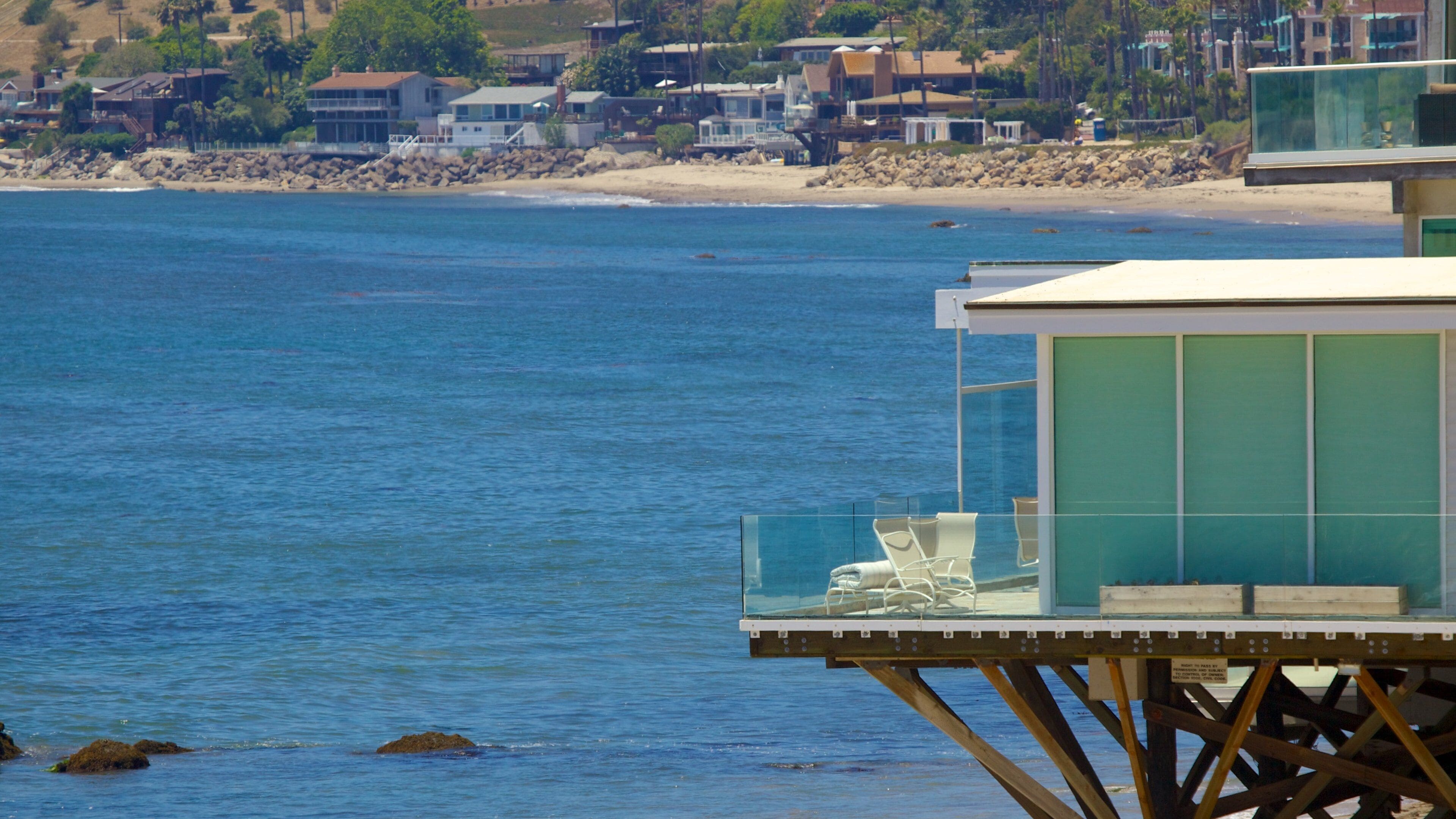 Malibú mostrando una playa, vistas generales de la costa y una ciudad costera