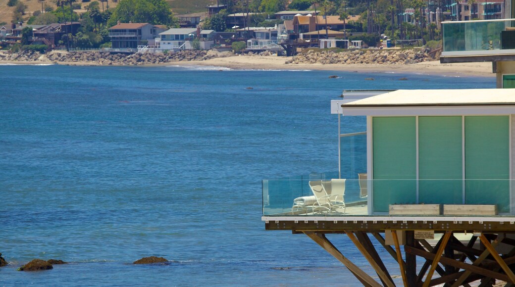 Malibú mostrando una playa, vistas generales de la costa y una ciudad costera