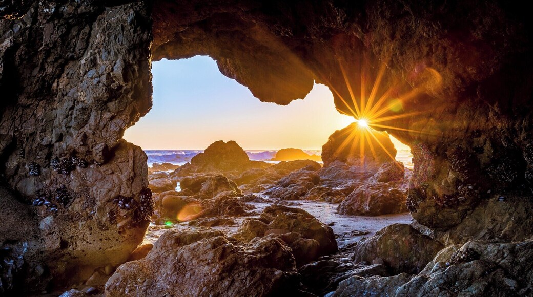 El Matador Beach is a cozy little spot in Malibu with lots to explore. Be sure to walk North a little and check out the caves!
#beachtips
#parks
#citybestpics #cityscapes #travelblogger #sunsetlover #travels #travelblog #traveldiary #travelawesome #travelandlife #beach #malibu #losangeles