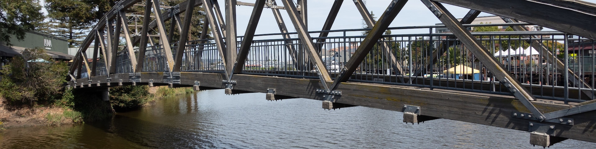 Eine Stahlbrücke über einem Fluss mit Metallgeländer.