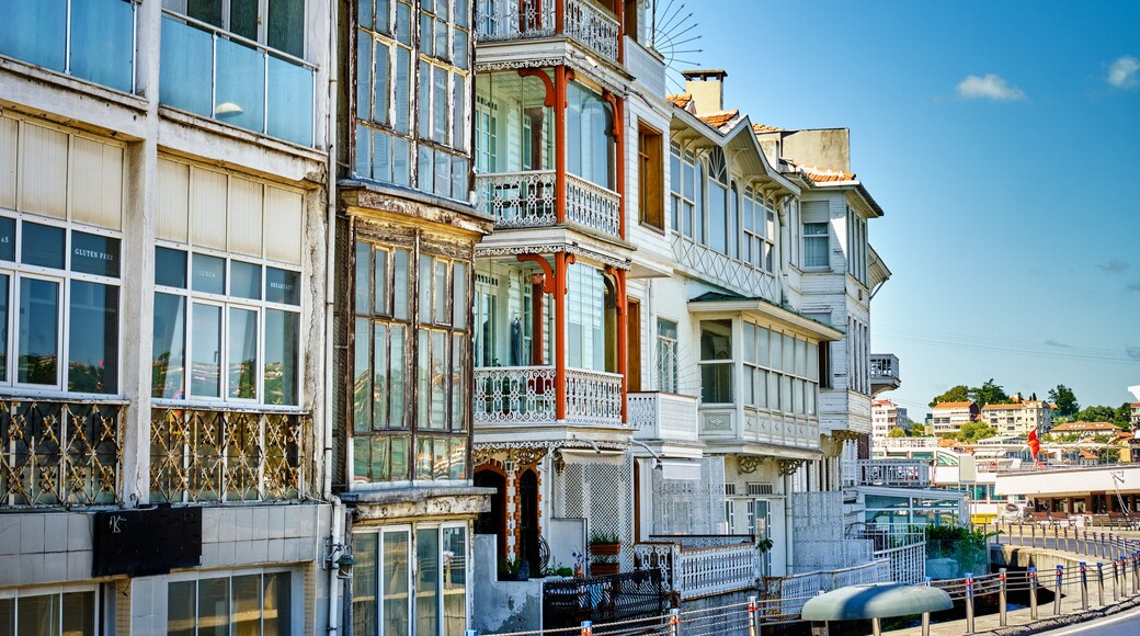Um edifício histórico com varandas elaboradas e janelas amplas.