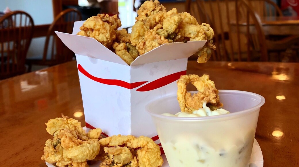 Fried clams from J.T. Farnhams in Essex, MA. You have some great choices for seafood on Boston’s North Shore. Woodman’s of Essex is just around the corner from JT Farnhams- my vote go for the #lobsterroll at Woodman’s and the fried clams at Farnhams #foodies #restaurants #massachusetts