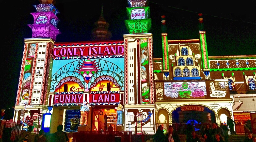 Vivid Sydney is my favorite time of the year! This year is the 10th celebration, so even Luna Park added some extra lighting for the event.