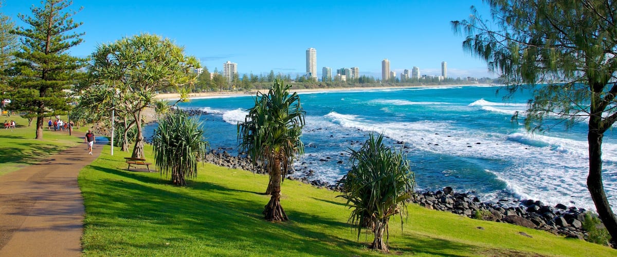 Burleigh Heads som inkluderer kystby, surfing og kyst