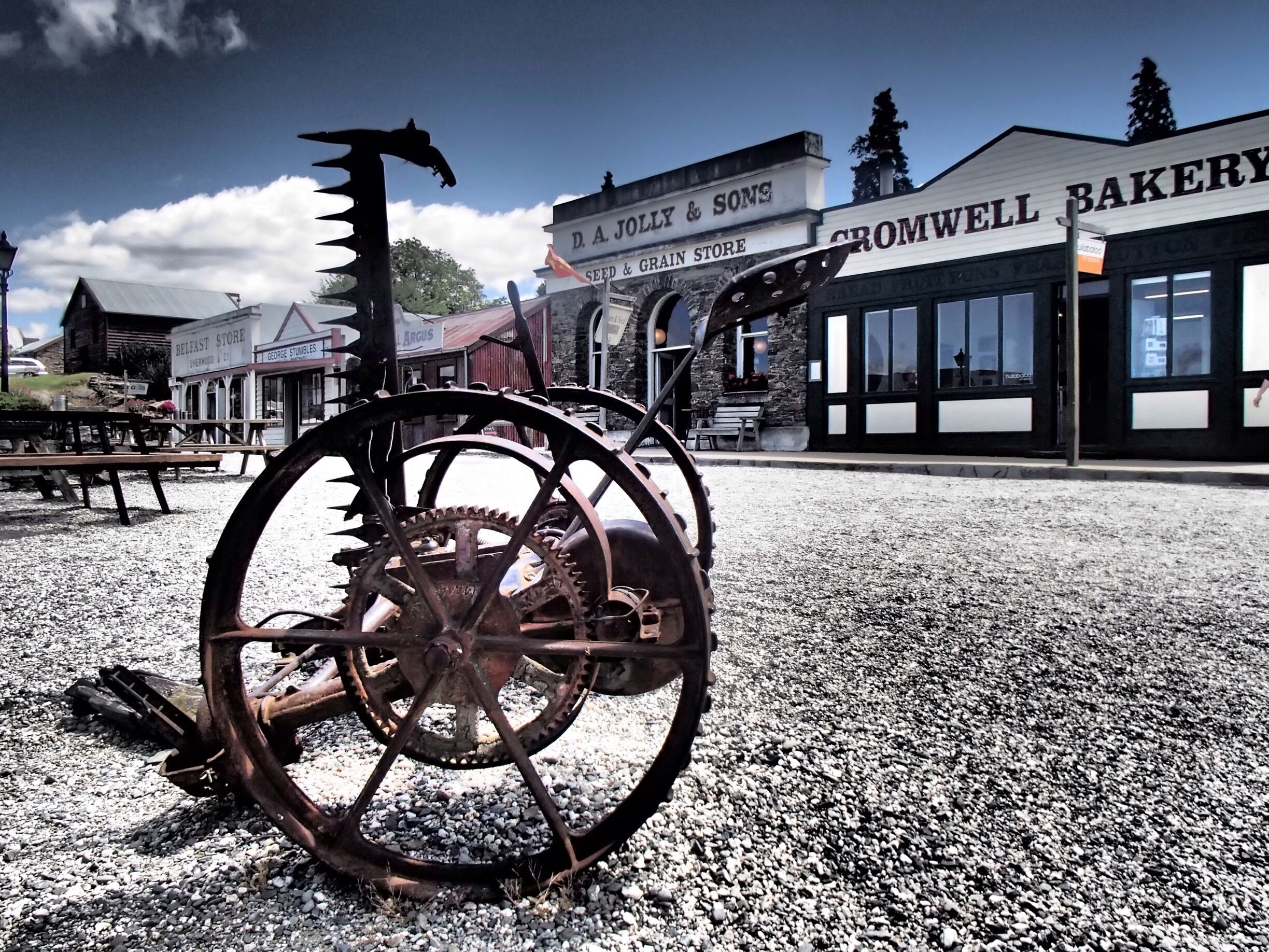 Cromwell Old Town has the kind of charms typical of historic Otago and other gems scattered all over New Zealand.

TRAVEL TIP :
If you're visiting Cromwell make sure to check out the Sunday Markets in the Old Town (Operating Jan-Apr)