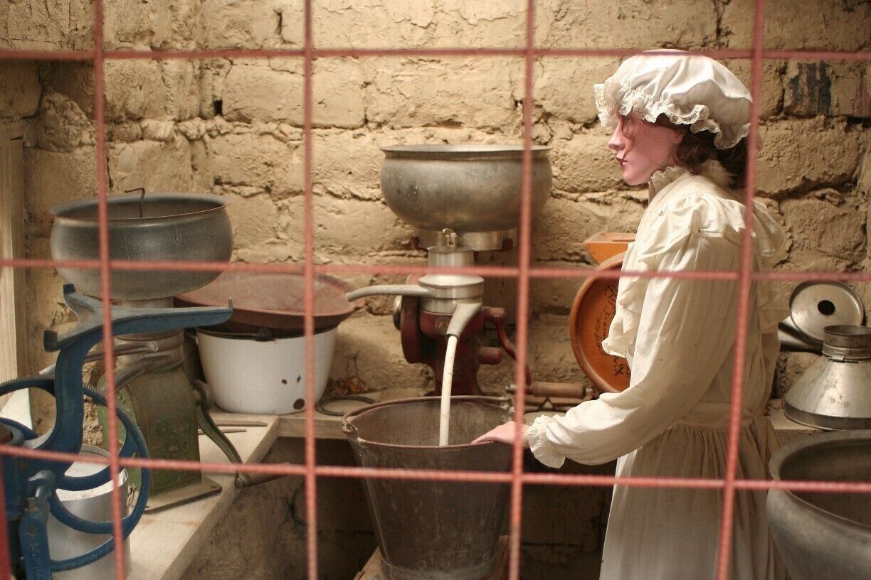Just outside Cromwell, they've rescued the historic town center and rebuilt it. In the old buildings are new shops and some are decorated like it used to be. Just like this one.
