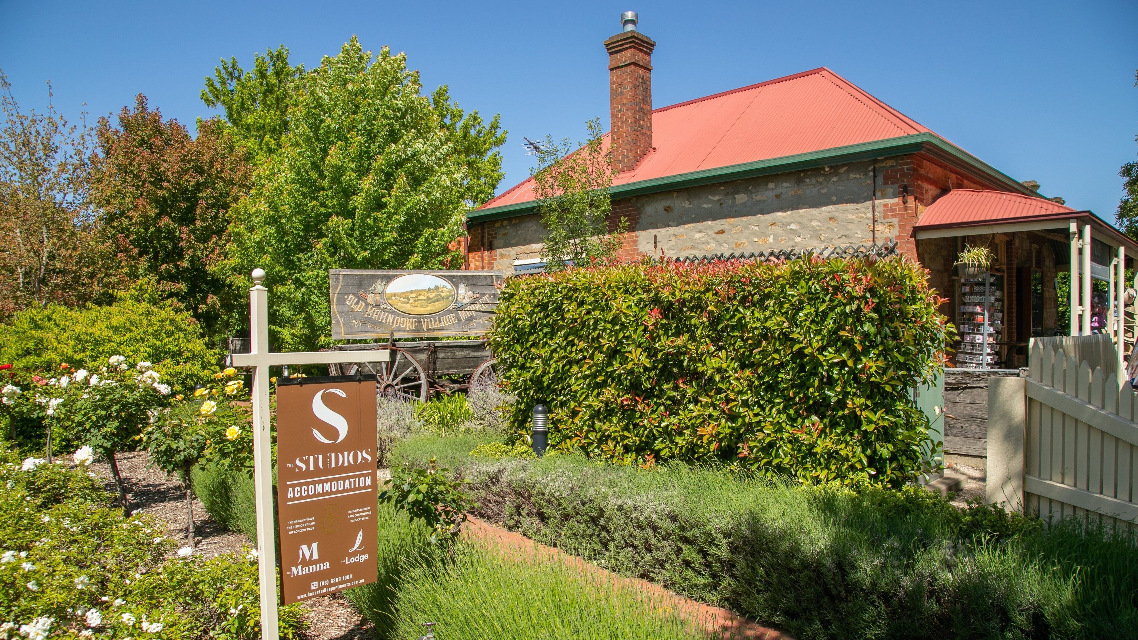 Hahndorf showing a park, a house and signage