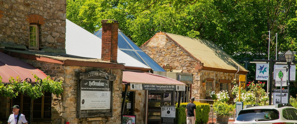 Hahndorf showing a small town or village and street scenes