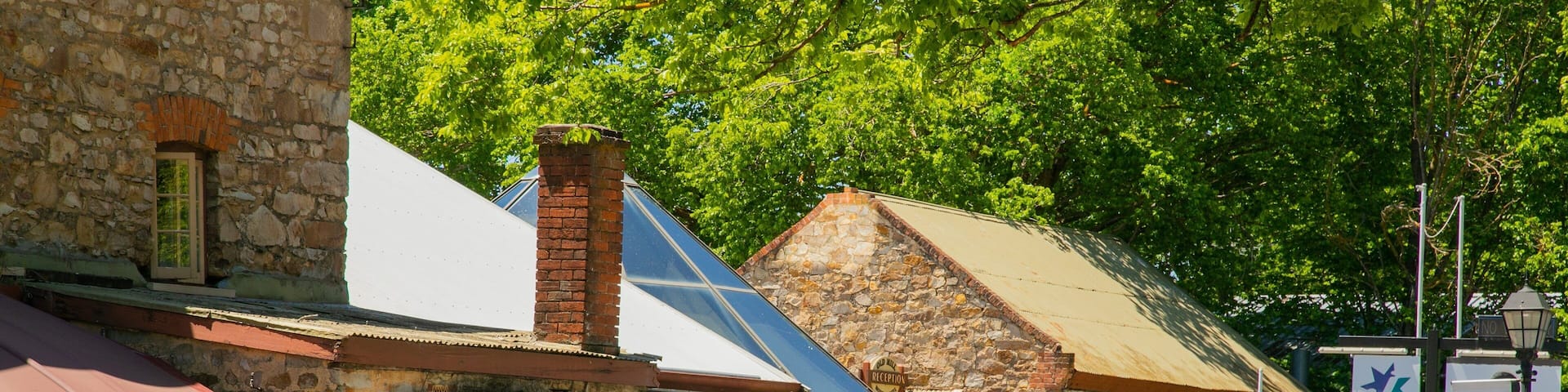 Hahndorf showing a small town or village and street scenes