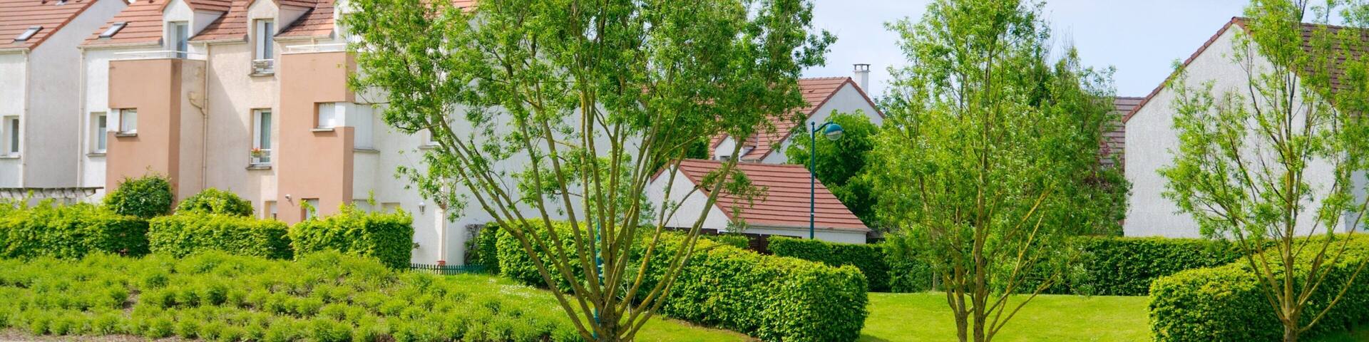 Marne-la-Vallee showing a small town or village and a park