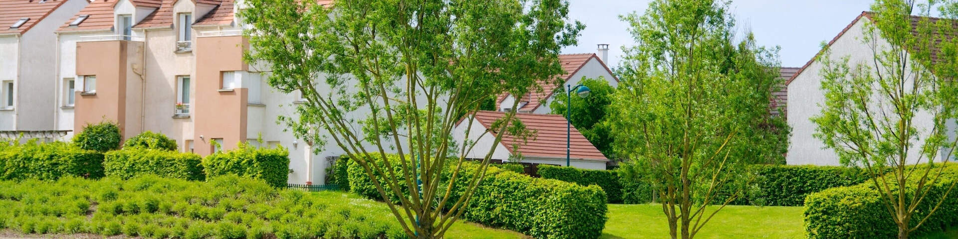 Valle del Marne ofreciendo un parque y un pueblo