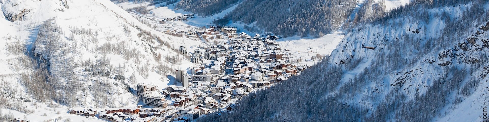 Val-d\'Isere showing a gorge or canyon, snow and a small town or village