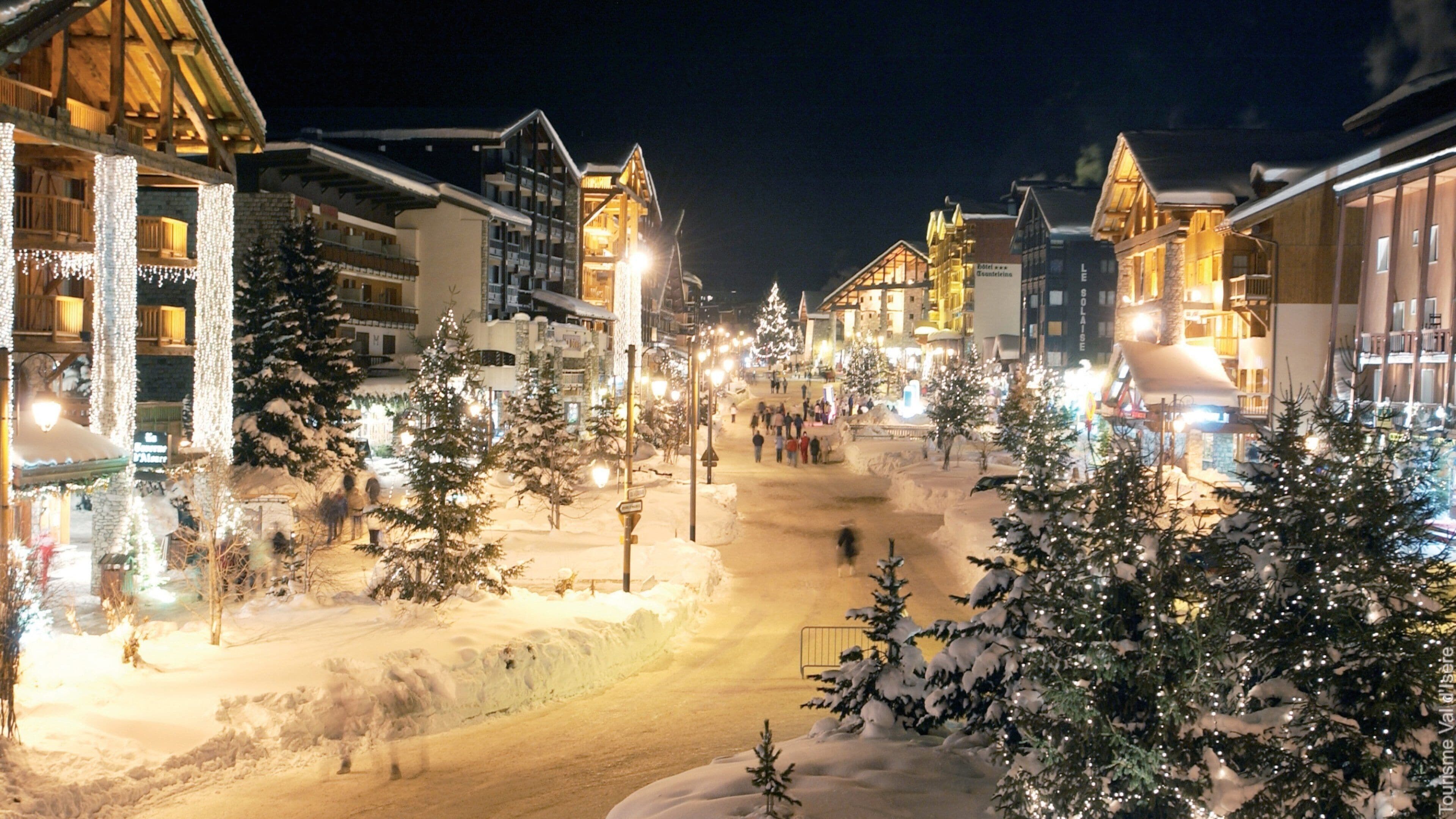Val-d\'Isere showing street scenes and night scenes