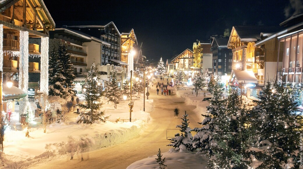 Val-d\'Isere showing street scenes and night scenes