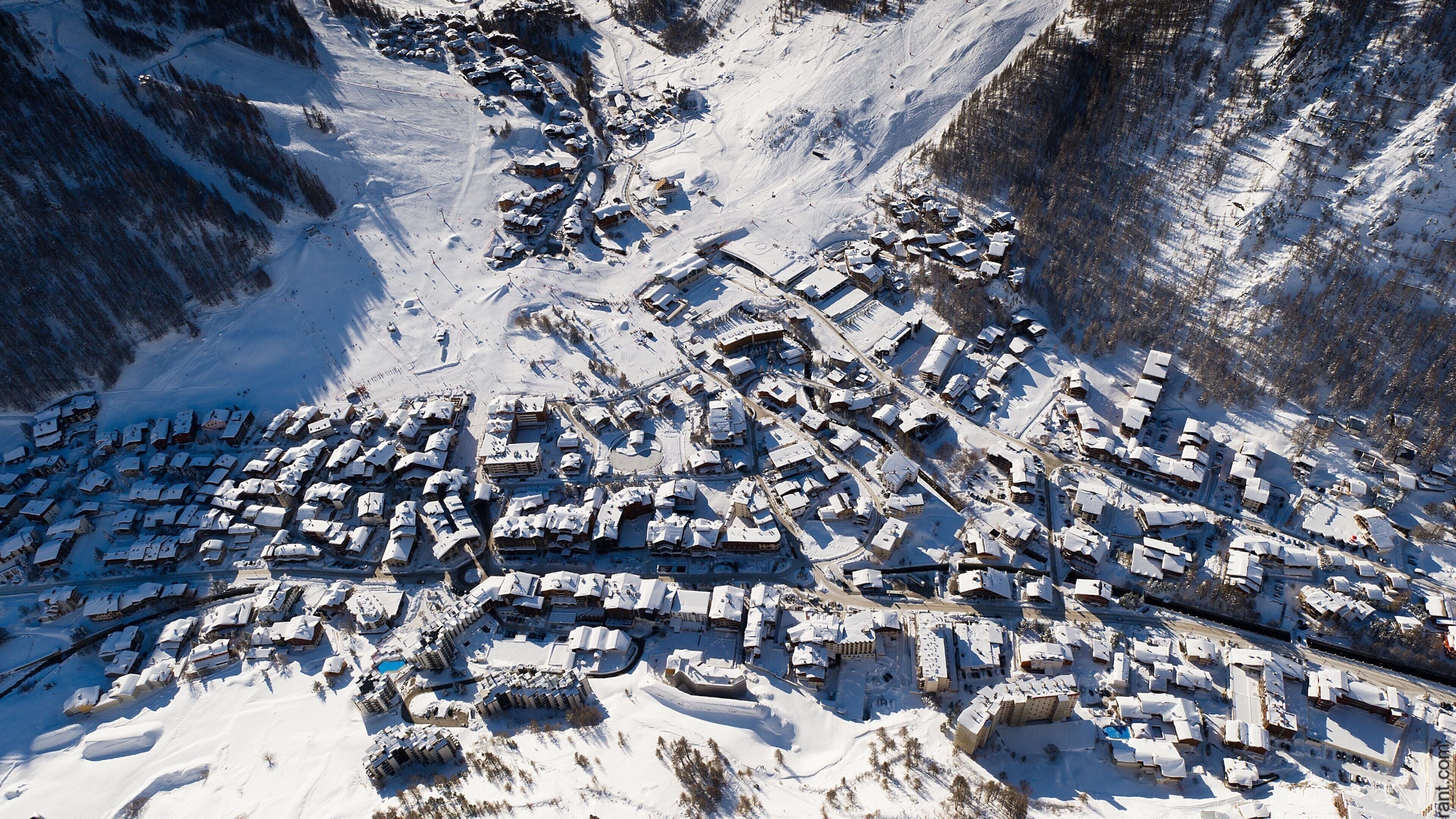 Val-d\'Isere som viser snø og liten by eller landsby