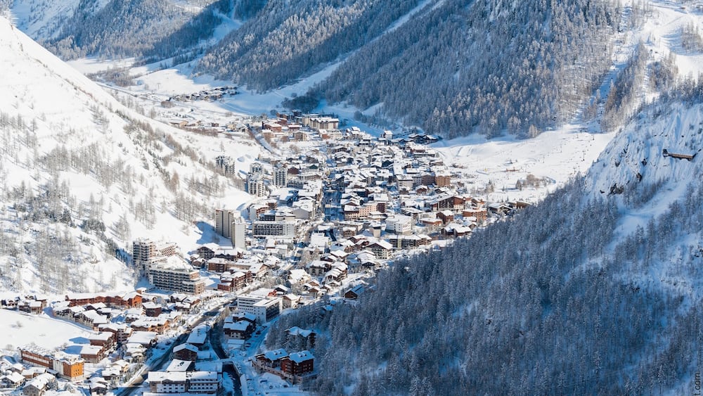 Val-d\'Isère welches beinhaltet Schnee, Kleinstadt oder Dorf und Schlucht oder Canyon