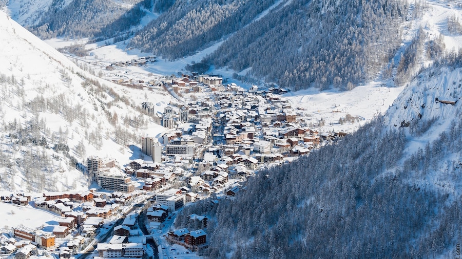 Val-d\'Isère caratteristiche di neve, gola o canyon e piccola città o villaggio