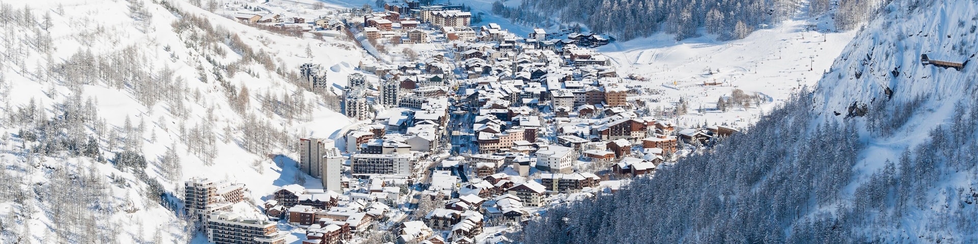伊塞谷 呈现出 峽谷, 下雪 和 小鎮或村莊