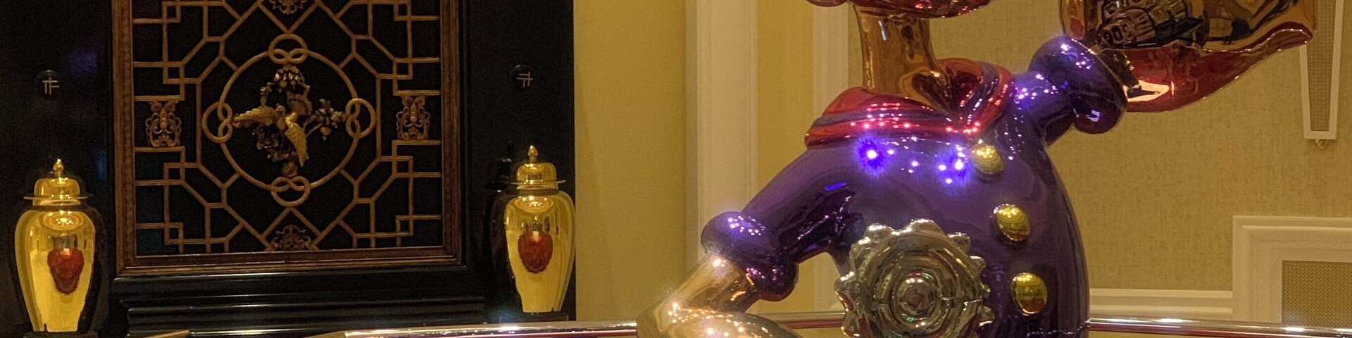 Una escultura de vidrio en un vestíbulo.