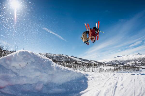Geilo mit einem Skifahren und Schnee