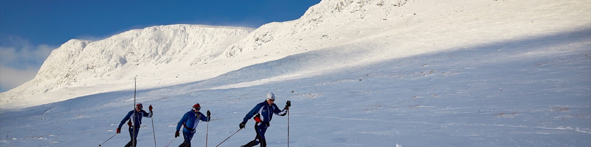 Geilo som inkluderer langrenn og snø i tillegg til en liten gruppe med mennesker