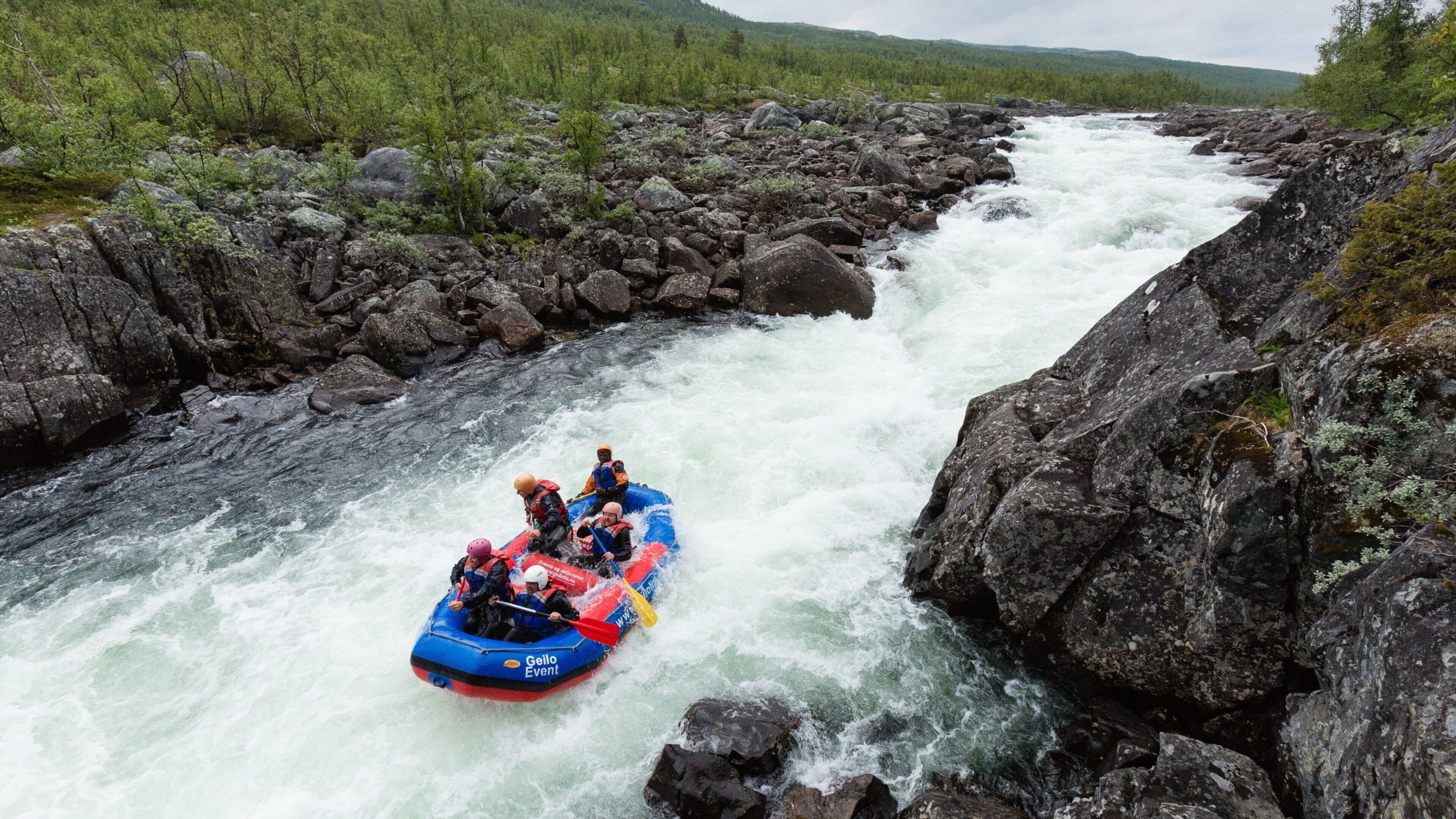 Geilo mostrando rafting, rápidos y escenas forestales