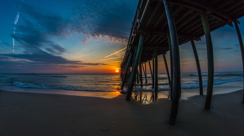 A beautiful sunrise at the Virginia Beach Pier. Waking up early has never been so beautiful.
#virginiabeach #sunrise
#travel #roadtrip #pier #ocean #nature #landscape
#Golden
#nature