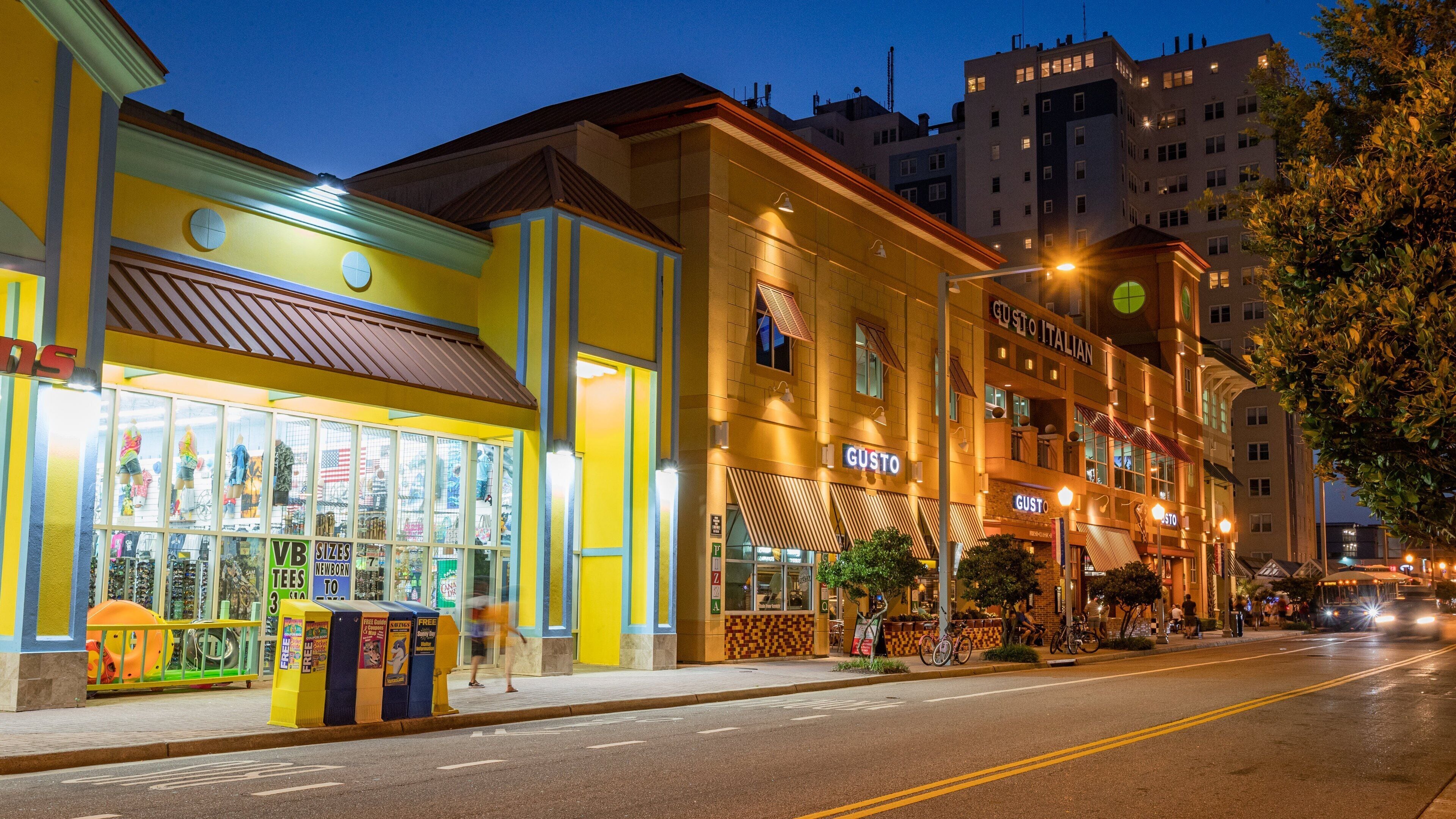 Virginia Beach showing night scenes and street scenes
