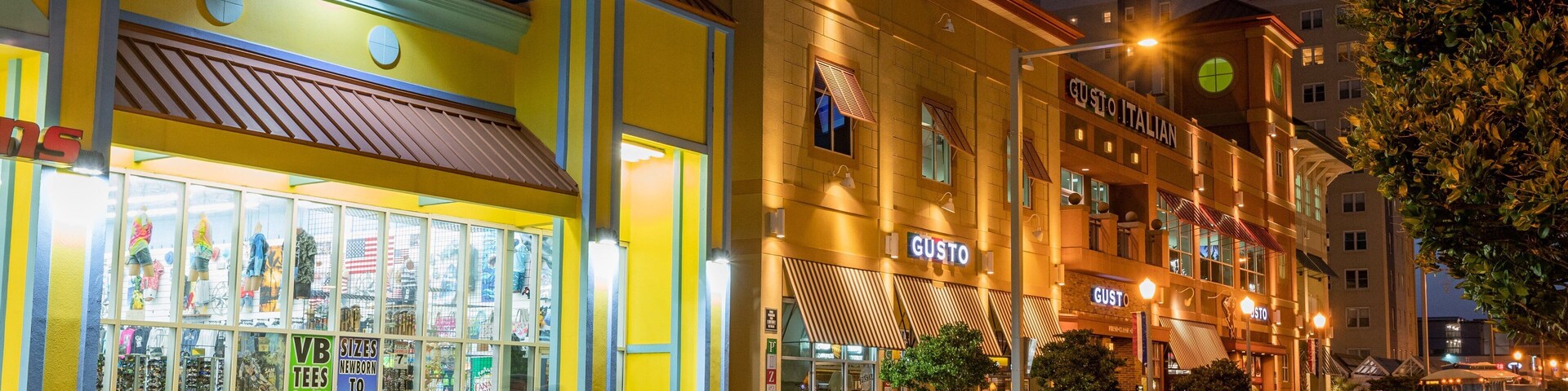 Virginia Beach showing night scenes and street scenes